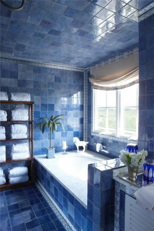 küvetli küçük banyo, 5m2 banyo, mavi fayans, bambu havlu saklama ünitesi, küvetli küçük banyo