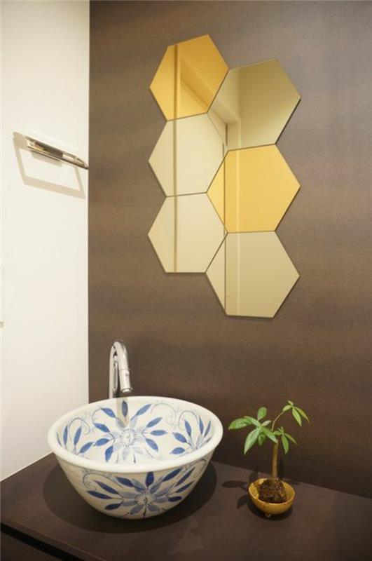 majhna kopalnica mdoerne, dekor kopalnice zen, kopalniške ideje, ogledalo v obliki šestih panjev z zlatimi odtenki, okrogel umivalnik s cvetličnimi vzorci v modri in beli barvi