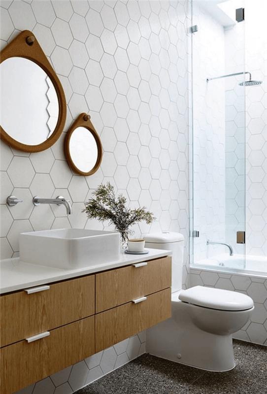 bele stenske ploščice za kopalnico s kadjo in leseno umivalnico, oblikovane v retro skandinavskem slogu