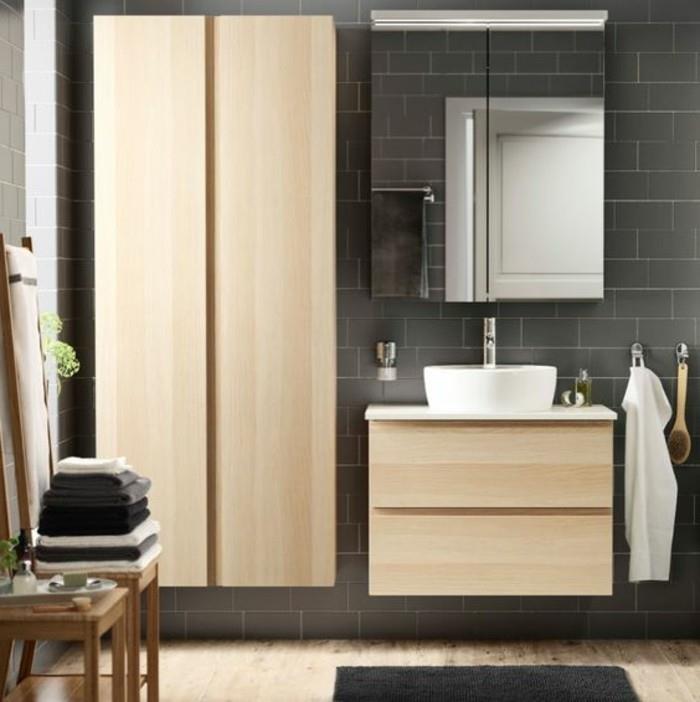 Zen-kopalniško-pohištvo-v-svetlem-lesu-stene-v-sivih-ploščicah-kopalnica-stolpec-kopalniško pohištvo