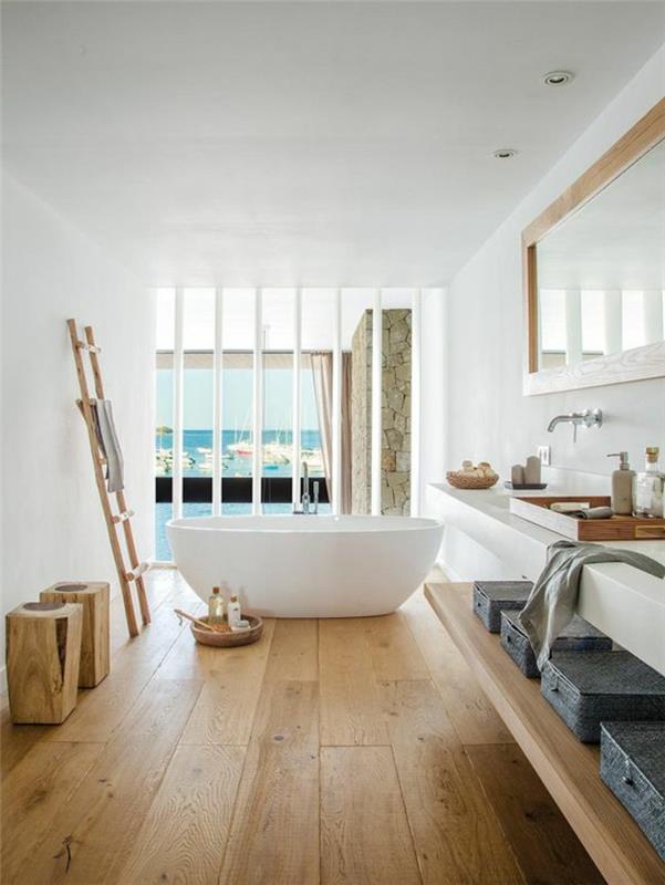 „Zen“ vonios kambarys, atskira vonia, baltos sienos, baltas stalviršis, ilgas veidrodis su mediniu rėmu