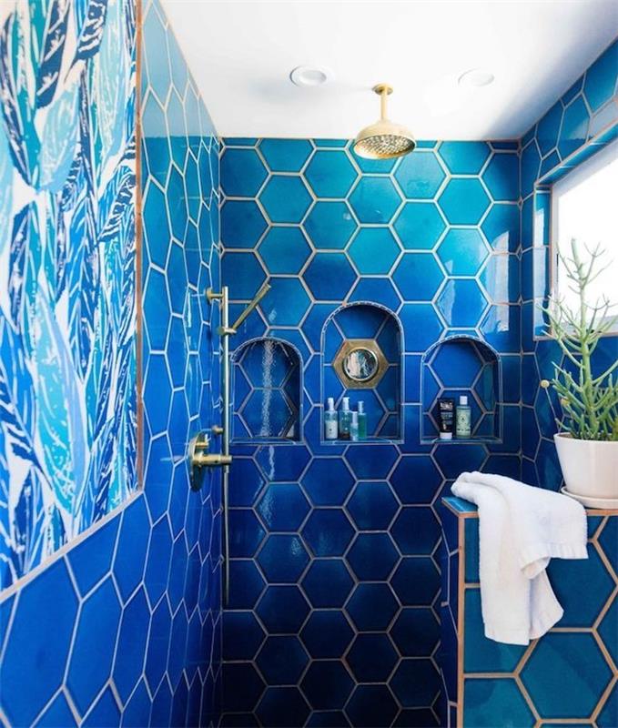 modre tapete in temno modre stenske ploščice, stenske niše, tuš kabina v modri barvi, kopalnica Pantone 2020