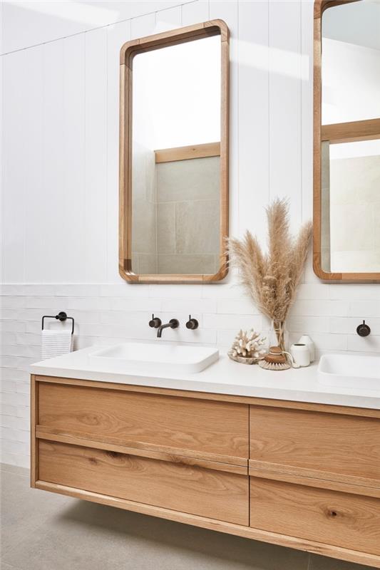İskandinav banyo düzeni, ıslak odayı aydınlatan parlak beyaz banyo karoları
