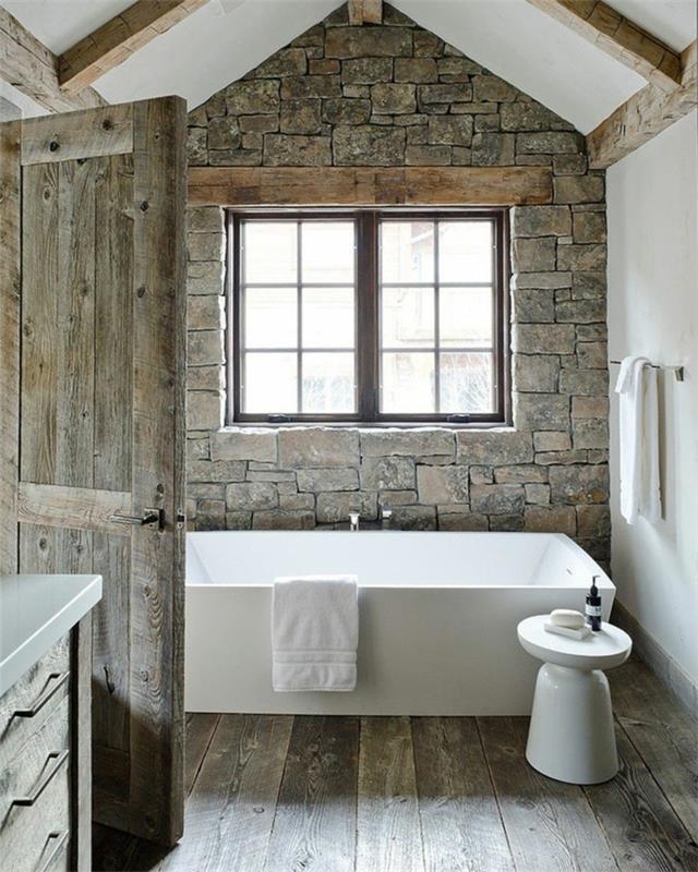 kopalnica-z-lesenimi-sivo-lesenimi tlemi