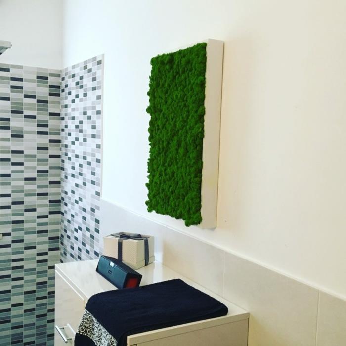 banyoda yeşil bir panel, lavabonun üstünde, yeşil duvar, mozaik efektli duvar karoları ile İtalyan duş köşesi