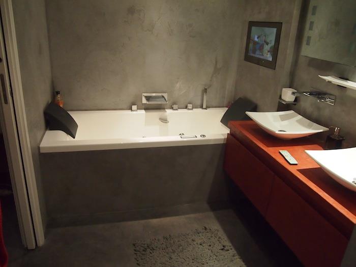 duvar zemini ve küvet, ahşap lavabo dolabı ve beyaz tasarım lavabolar için mumlu beton banyo castorama modeli