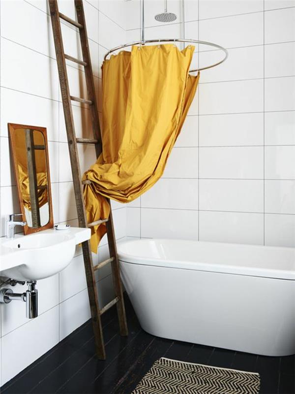 şık siyah beyaz banyo zarif küvet, hardal sarısı renk duş perdesi