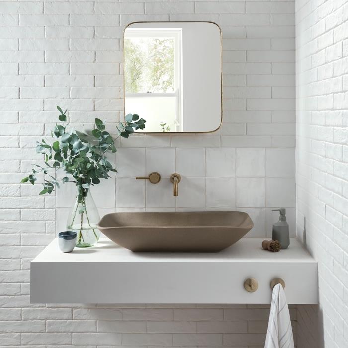 Beyaz tuğla duvarlarla banyo dekoruna uyum sağlayan Fas esintili banyo fayansı sıçraması