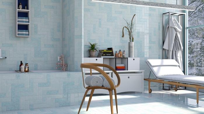 açık mavi tonlarda porselen seramik karo duvar kaplaması, yatay ve dikey karolarla özgün bir döşeme deseni ile rahatlatıcı bir atmosfere sahip geniş bir banyo