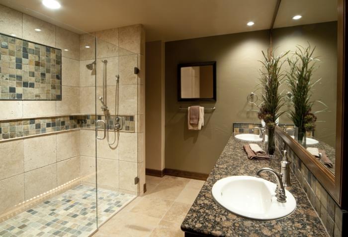 traverten taşlı banyo, mozaik karo, büyük çerçeveli duvar aynası