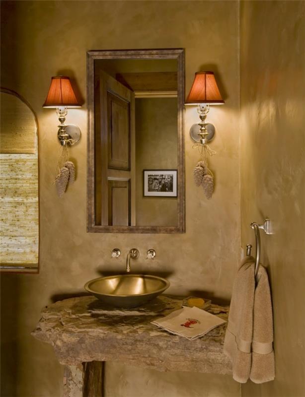 altın hardal rengi tonlarında rustik İspanyol tarzı bir banyo