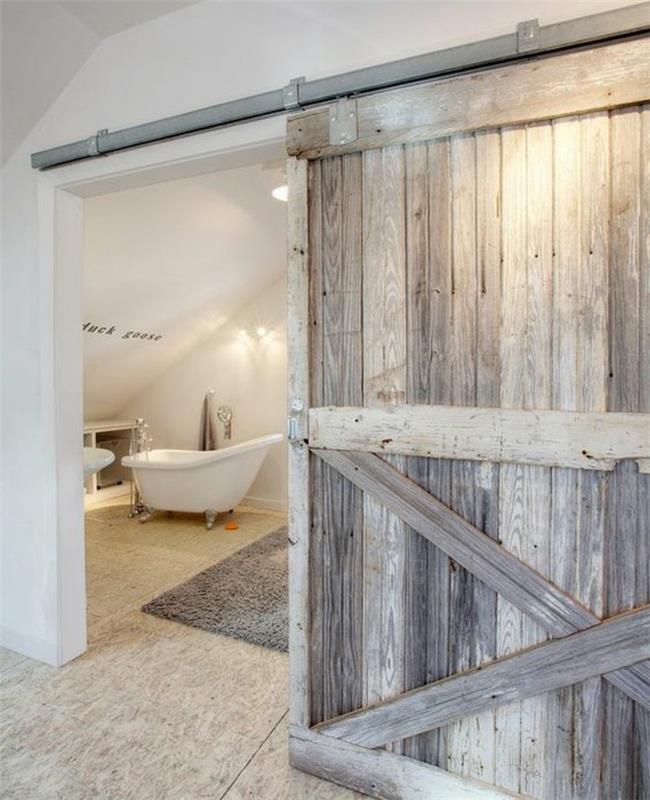 prostorna-deco-bela-kopalnica-stara-lesena vrata