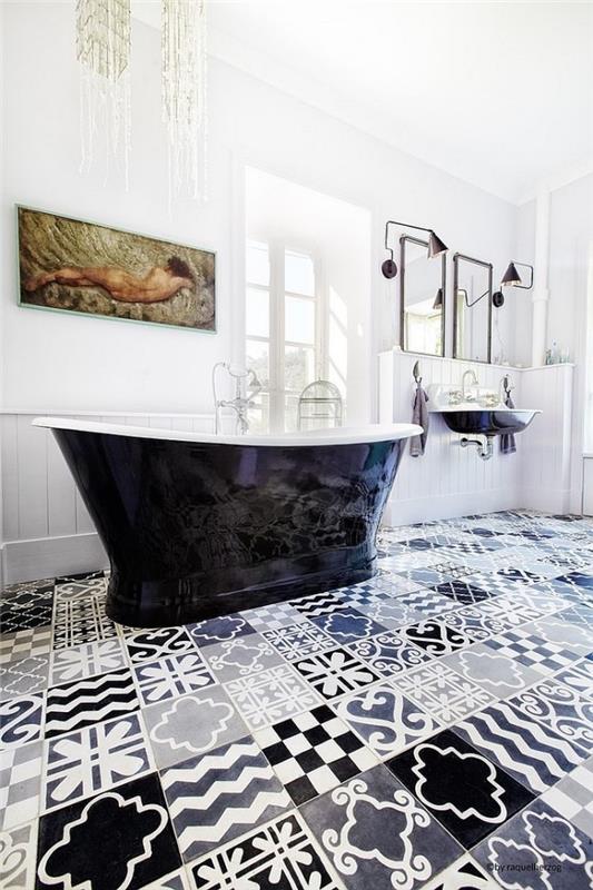 dizainerio vonios kambarys iš juodos ir baltos spalvos cemento plytelių su vintažiniais akcentais