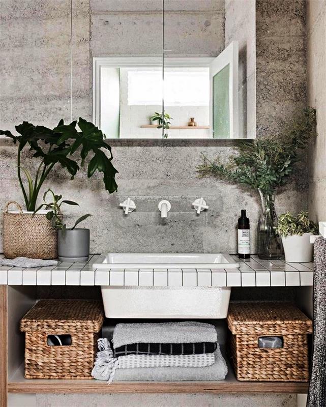 Zen in verodostojen model kopalnice s konkretnim videzom, kopalniška omara z zgornjim delom iz bele ploščice, okrašena s košarami iz naravnih vlaken