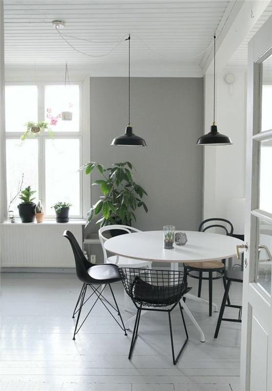 svetainė-grindys-su grindimis-juoda-kėdė-pilka siena-žalia-augalas-valgomasis stalas