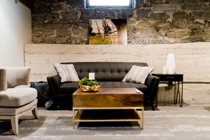 oturma odası modern stil taş duvarlar kanepe kömür grisi sehpa