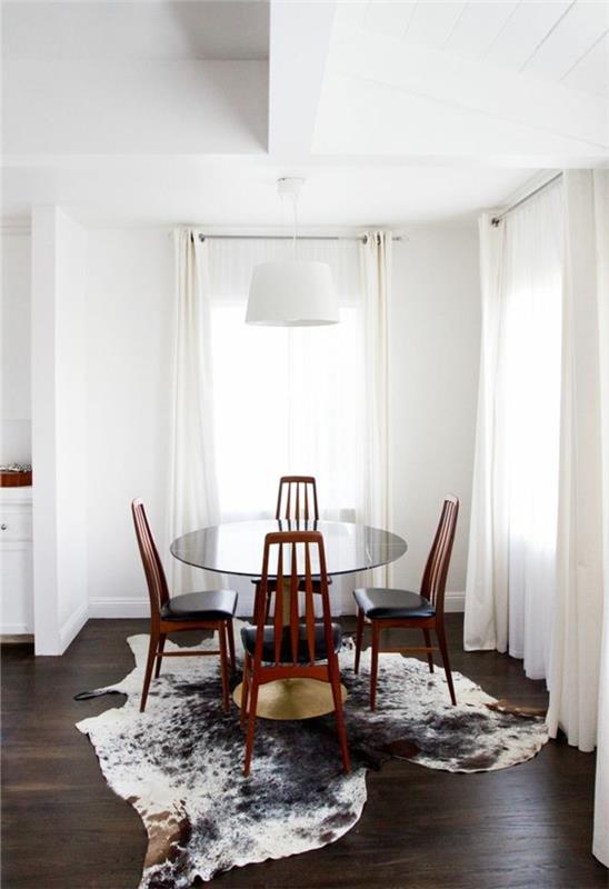 beyaz-oturma odası-mutfak-masa-ahşap-mutfak-sandalyeler-uzun-beyaz-perdeler