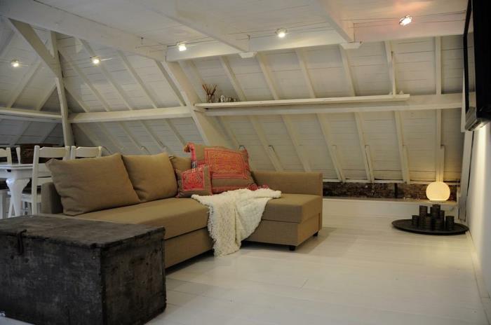 benzersiz çatı katı düzeni için dekoratif fikir, hardal kanepe, ahşap çıtalı duvarlar, beyaz zemin, büyük eski bavul
