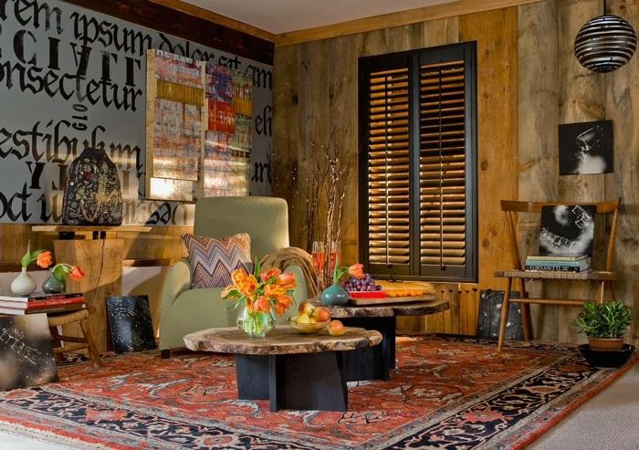 čudovita dnevna soba v slogu boho chic, dve pristni leseni mizi, enobarvna umetnost, bež naslanjač, ​​velika perzijska preproga