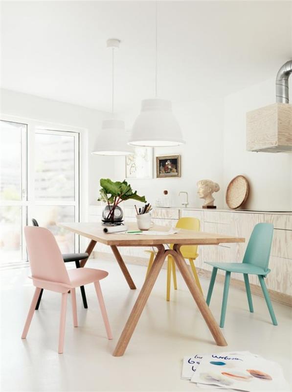 svetainė-spalva-taupe-virtuvė-šviesiai-medinė-medinė-stalas-smėlio spalvos sienos-balta pakabinama lempa