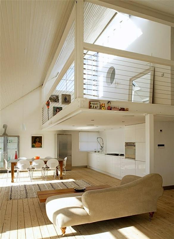 medinė-svetainė-smėlio spalvos-sofa-svetainėje-šviesios parketo grindys