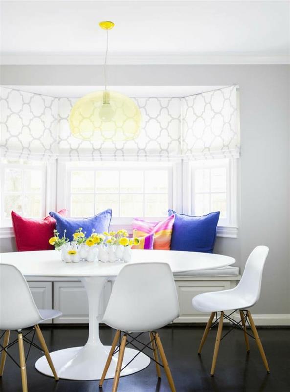 dnevna soba-bela-plastika-miza-tulipan-okrogla miza-ikea-bela-plastika-stoli