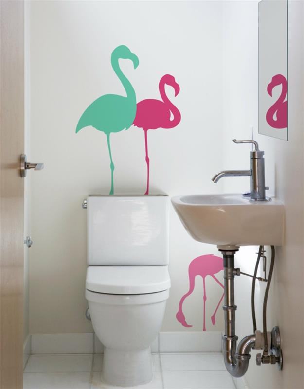 tropski dekor, belo sanitarno pohištvo, dekor flaminga, vzorec tropskega listja, trije flamingi, naslikani na beli steni za straniščno omarico, v zeleni meta, roza in fuksiji