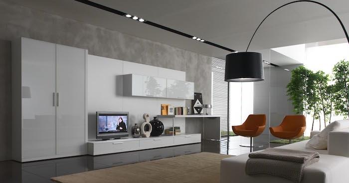 sodobna dnevna soba in moderno belo pohištvo, oranžni vintage sedeži