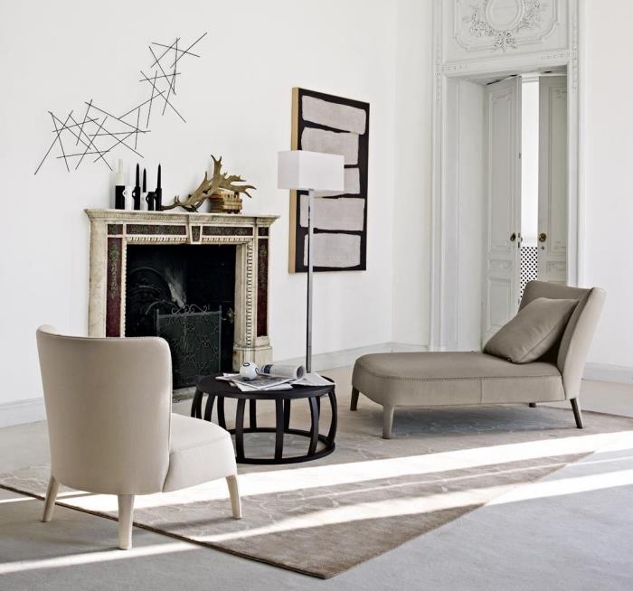 švarus interjero dizainas su baltomis sienomis ir neutralių spalvų baldais su bordo ir aukso spalvos židiniu, minimalistiniu metaliniu sienų apdailos modeliu