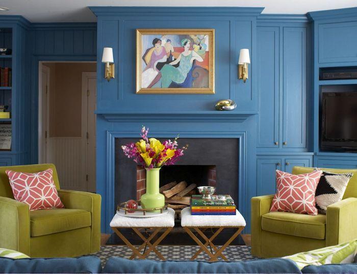 pistacije zeleni naslanjači v dnevni sobi prebarvani v modro s črno -modrim kaminom, stenski okvir dnevne sobe, trendovska barva 2020