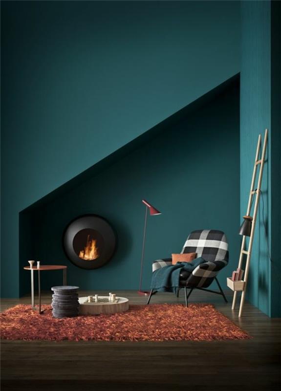 svetainė su tamsiai mėlynos spalvos sienomis-oranžiniu kilimu-tamsiu parketu-grindų raudona skaitymo lempa