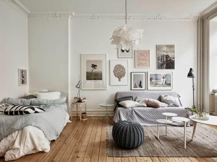 dnevna soba-s-svetlimi-lesenimi-tlemi-belimi-stenami-bež-preproga-okroglo-sivo-blato