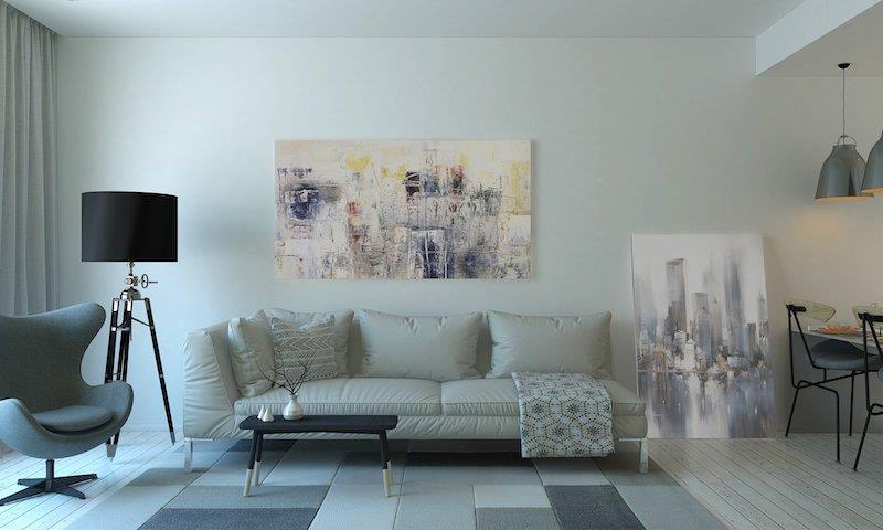 svetainė su baltai languotu kilimėliu ir pilka balta odine sofa
