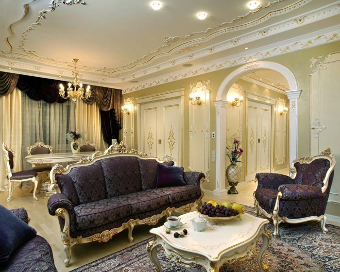 baročna dekoracija, beli strop z mavčno dekoracijo, očarljivo pohištvo, kavč v zlati dekoraciji