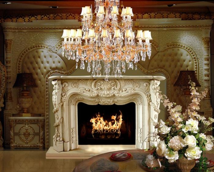 očarljivo pohištvo, kristalni lestenec, baročna dekoracija, kamin z mavčno dekoracijo, zlata svetilka