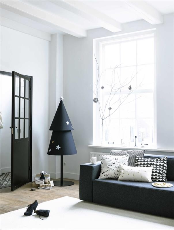 kağıt konilerde orijinal ağaç ve siyah beyaz minimalist İskandinav dekoruyla uyumlu siyah metal bir taban