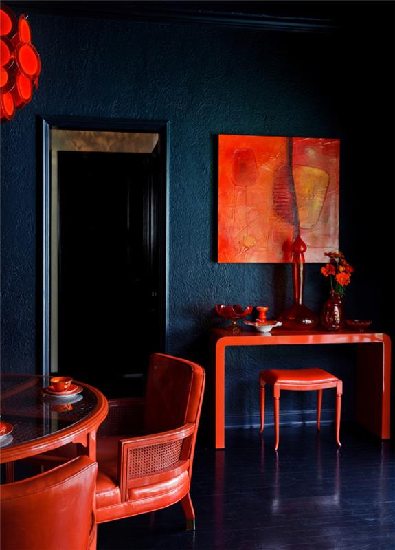 barvna kombinacija, temno modra stena, rdeča miza in stoli, rdeča stranska miza in stol, črni parket