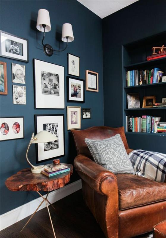 deco račja modra dnevna soba kot počitka in branja z nišo s policami s številnimi knjigami in številnimi slikami na drugi veliki steni v sivo modri barvi