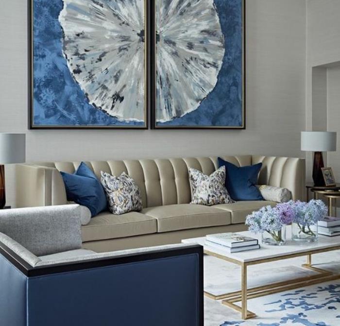 modro siva barva na veliki mizi v dnevni sobi s pohištvom v svetlih barvah in modro sivo opremo v klasičnem slogu