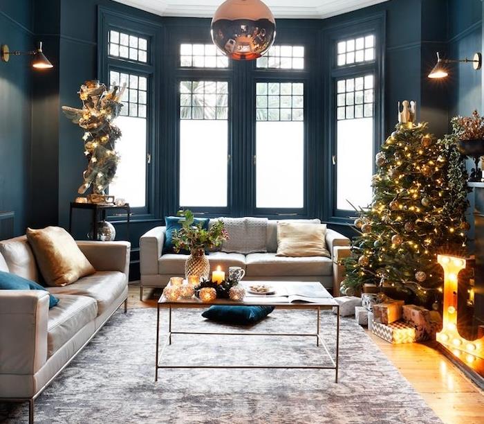 ančių mėlynos svetainės idėja, naftos spalva, papuošta Kalėdoms, pilkas kilimas, pilka sofa, anties mėlynos ir geltonos pagalvėlės, originalus kavos staliukas