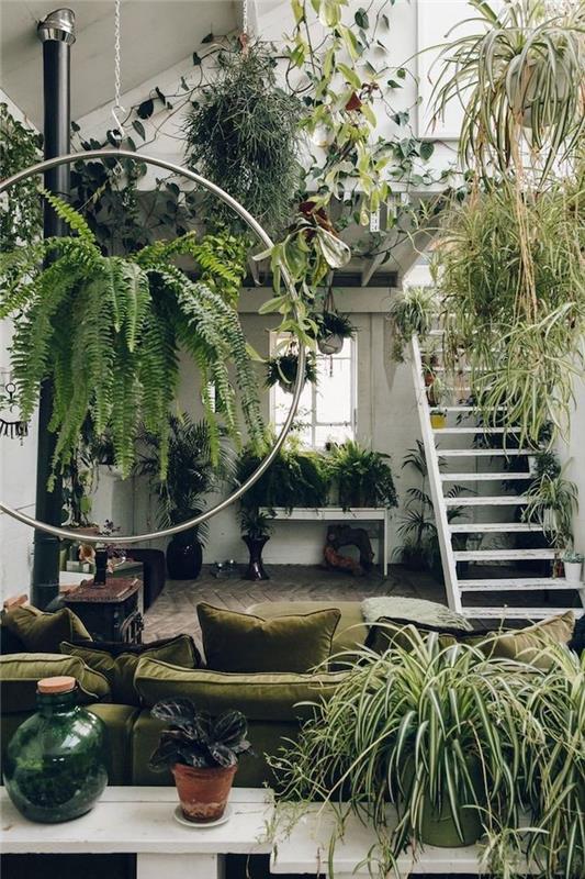 İki seviyeli çatı katı oturma odası için egzotik dekorasyon, yeşil kanepe ve çok sayıda yeşillik, houseplant, bohem yatak odası dekorasyon fikri