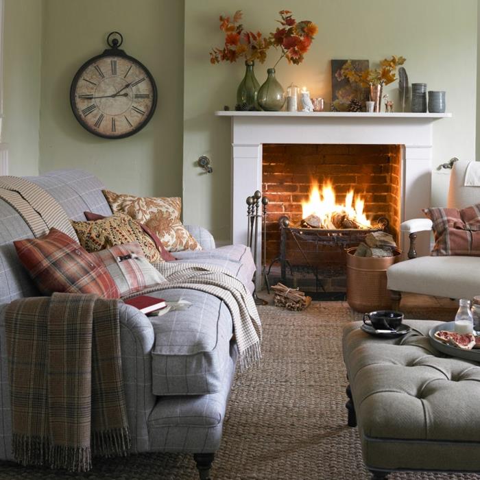 topla in prijetna ideja dekorja dnevne sobe kmečki kokon v dnevni sobi domači kamin in vzorec kvadratnega kavča