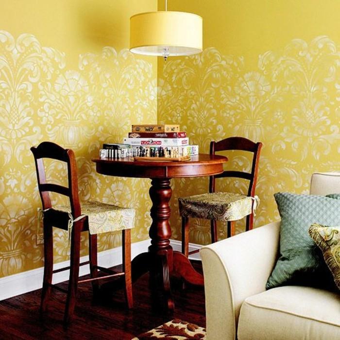 prašmatnus-svetainė-su geltonai baltais tapetais-smėlio spalvos sofa-idėjos pagalvėlės