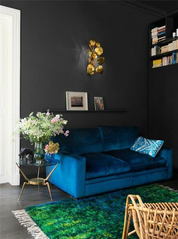 prašmatnus-svetainė-žalias-kilimas-tamsiai mėlyna-sofa-rotango kėdė-šviesaus medžio-svetainės-baldai