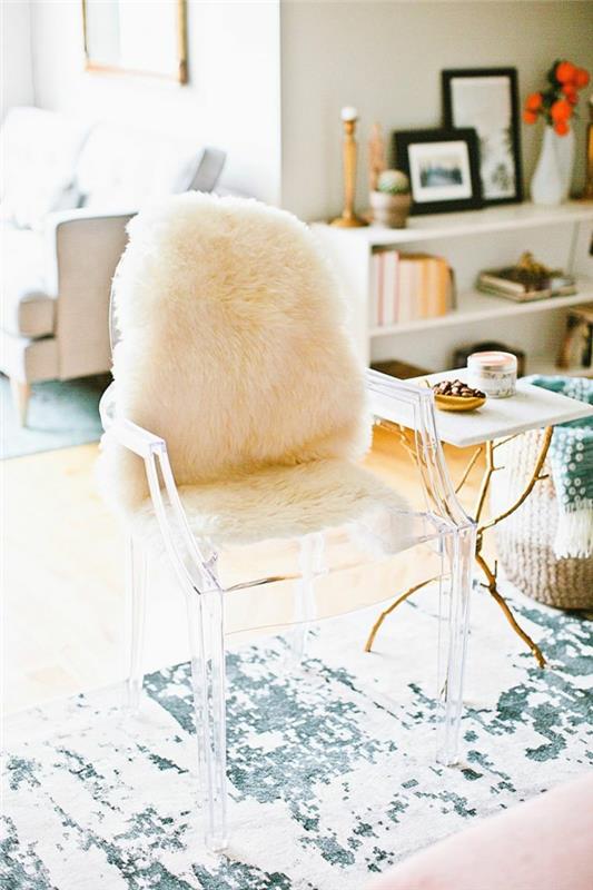 oturma odanızı döşeyin, küçük dekoratif masa, beyaz ve gri halı, şamdanlar, siyah fotoğraf çerçeveleri
