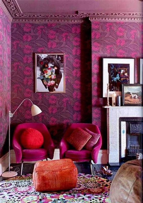 barvno-dnevna soba-vijolične-vzorci-obarvane-preproge-vijolične-stene-kamin-za-dnevno sobo