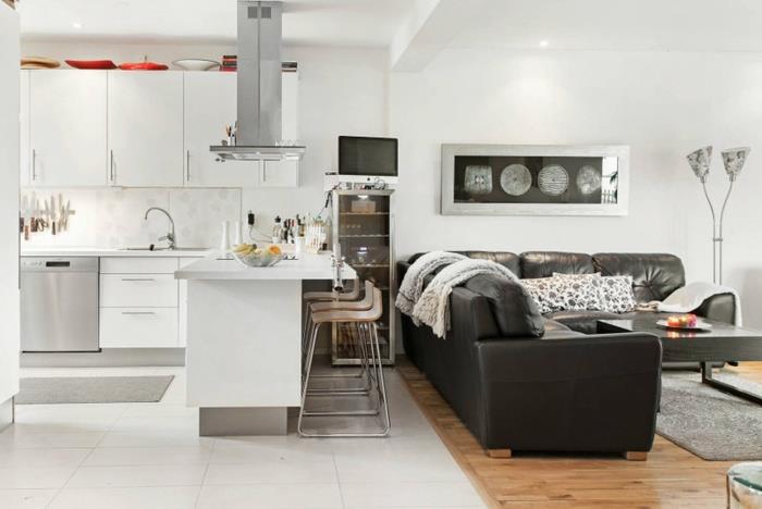bir stüdyoda beyaz mutfak düzeni fikri, gri köşe kanepe, beyaz duvar boyası