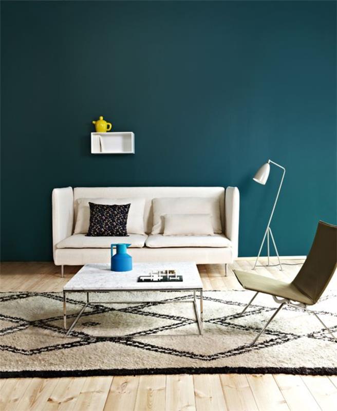 gražus kontrasto efektas, sukurtas skandinaviško dekoro neutraliais tonais ir prisotinta povo mėlyna spalva