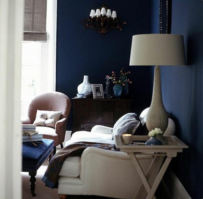 dnevna soba-barva-indigo-kavč-bel-fotelj-roza-vintage-mizica-kava-indigo-lestenec-design-vintage