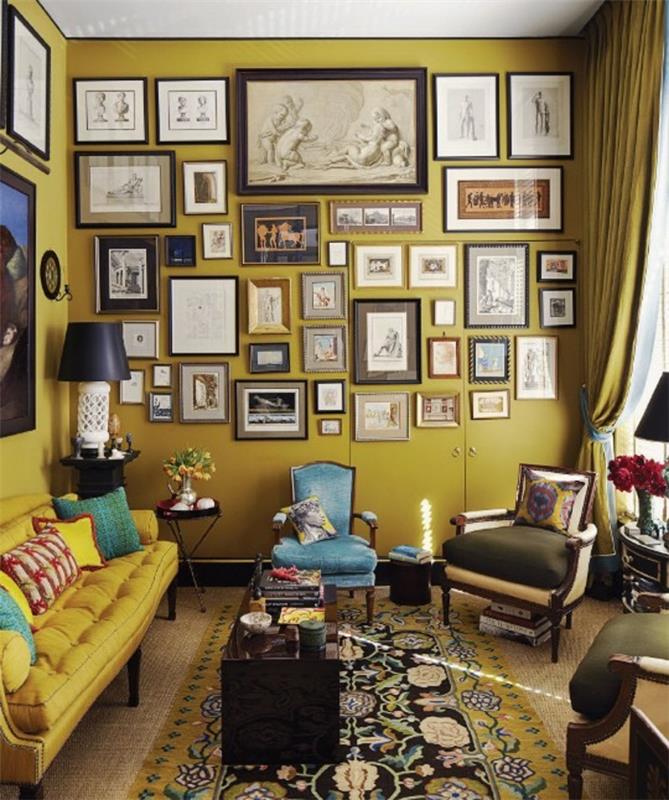 eklektik bir oturma odasında köri sarısı, koyu sarı kanepe, çerçeveli duvar